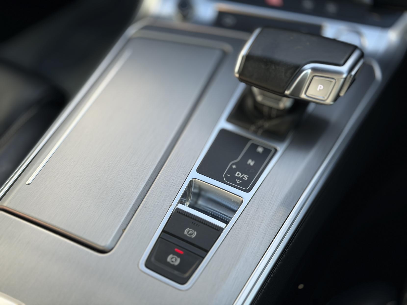 Audi A6 Avant 2.0 TDI 40 Black Edition Estate 5dr Diesel S Tronic quattro Euro 6 (s/s) (204 ps)