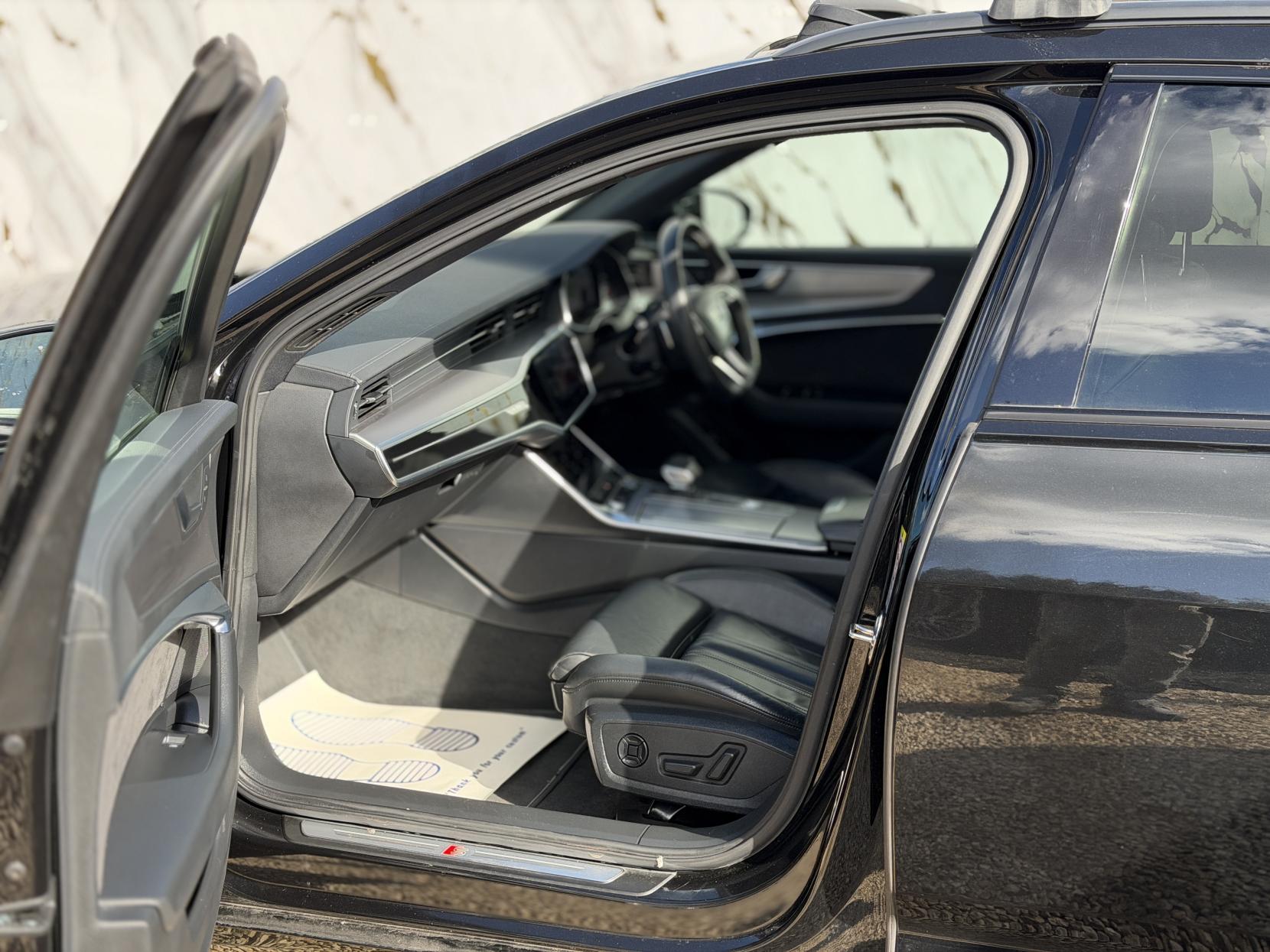 Audi A6 Avant 2.0 TDI 40 Black Edition Estate 5dr Diesel S Tronic quattro Euro 6 (s/s) (204 ps)