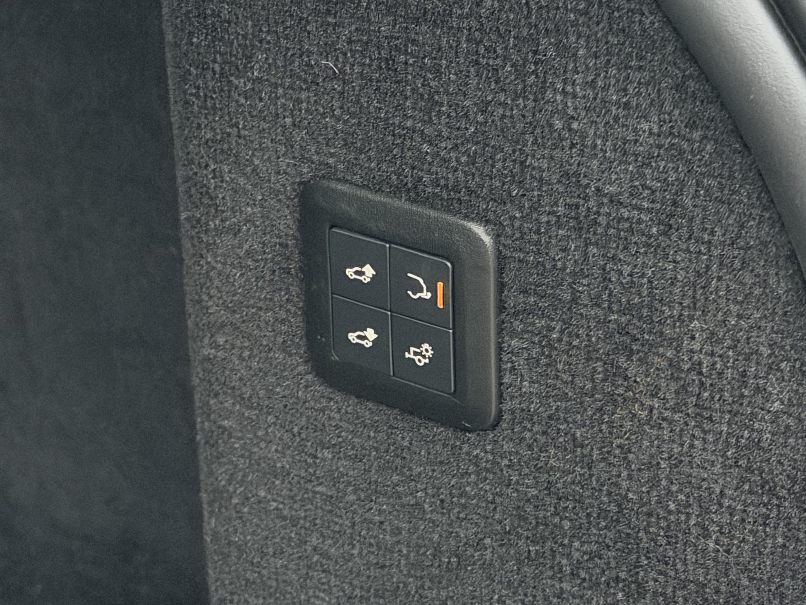 Land Rover Range Rover Sport 3.0 SD V6 Autobiography Dynamic SUV 5dr Diesel Auto 4WD Euro 6 (s/s) (306 ps)