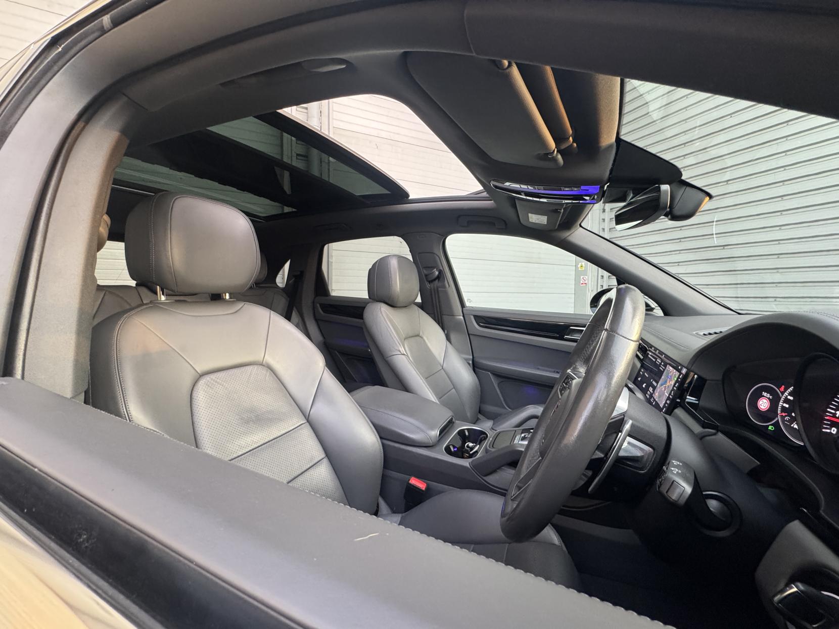 Porsche Cayenne 3.0T V6 TiptronicS 4WD Euro 6 (s/s) 5dr