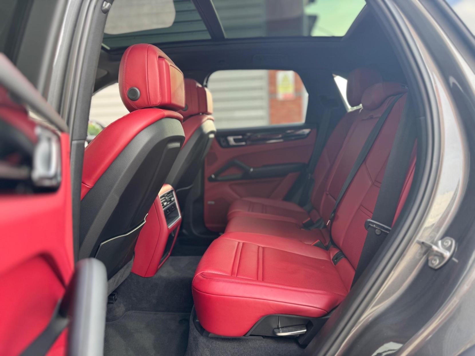 Porsche Cayenne 3.0T V6 TiptronicS 4WD Euro 6 (s/s) 5dr